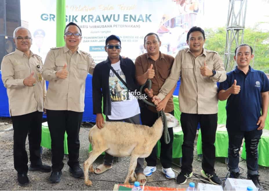 Wakil Bupati Gresik dr. Asluchul Alif saat menyerahkan hadiah doorprize berupa kambing kepada peternak yang berhasil menjawab pertanyaan. (Foto: Ist/Infogresik)