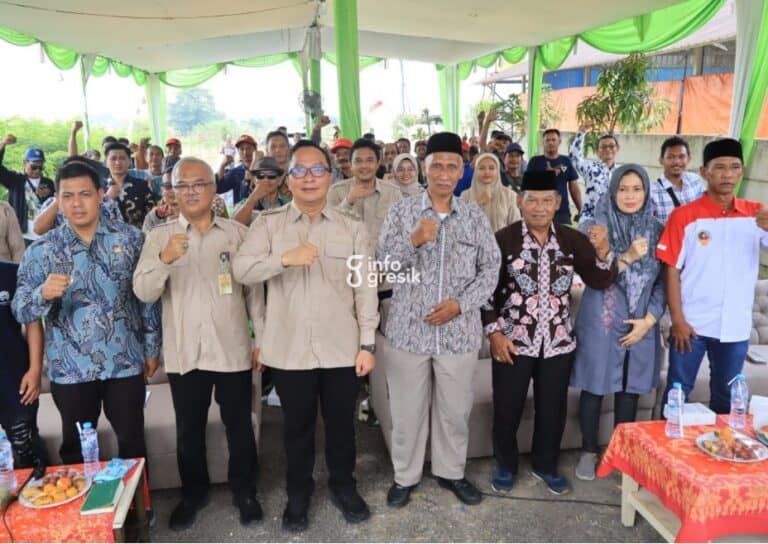 Harapan Tinggi Peternak Gresik, Ubah Pola Tradisional Menjadi Modern Melalui Program “Krawu Enak” Wakil Bupati Gresik dr. Asluchul Alif bersama Kepala Dinas Pertanian Kabupaten Gresik Eko Anindhito, Ketua BAZNAS Gresik Mujib, Ketua IGB Gresik H. Yazid, serta para peternak saat kegiatan Krawu Enak. (Foto: Ist/Infogresik)