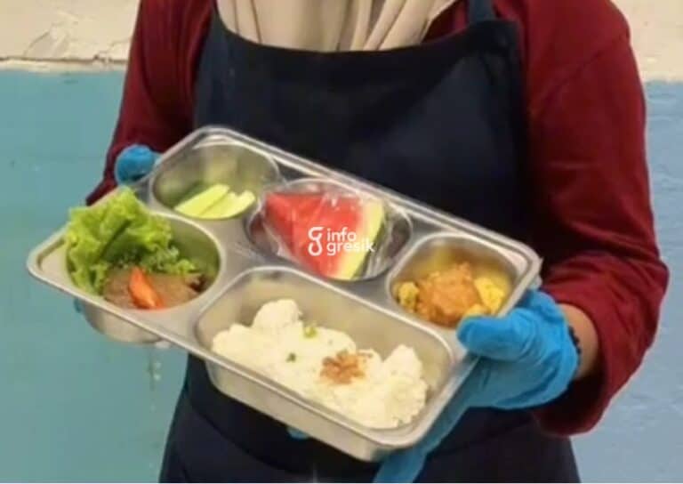 Relawan MBG SPPG Ngawen menunjukkan menu olahan daging sapi. (Foto: Ist/Infogresik)