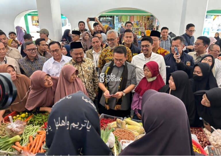 Menteri Perdagangan RI, Budi Santoso, saat memborong dagangan pedagang di Pasar Sidayu, Gresik. (Foto: Khanif Rosidin/Infogresik)