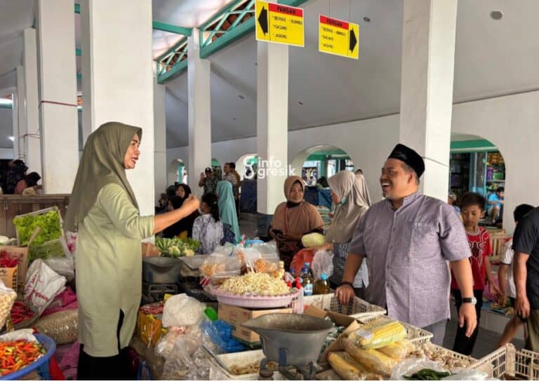 Anggota Komisi III DPRD Gresik, Yuyun Wahyudi, saat berbincang dengan pedagang di Pasar Sidayu, Gresik. (Foto: Khanif Rosidin/Infogresik)