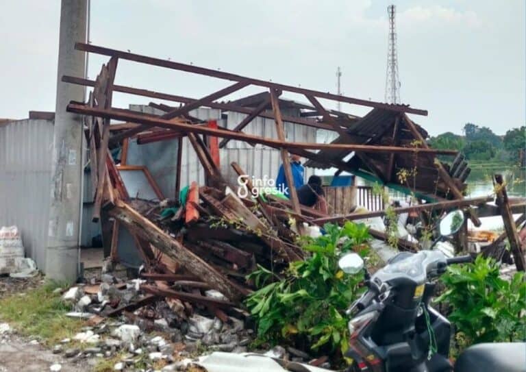 Kondisi warung di Desa Sembunganyar, Kecamatan Dukun, yang rusak akibat diterjang angin puting beliung. (Foto: Ist/Infogresik)