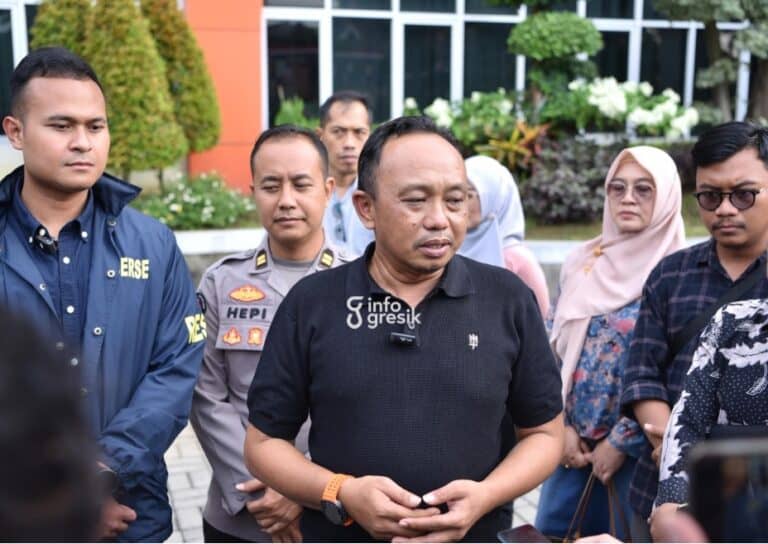 Kepala BKPSDM Kabupaten Gresik, Agung Endro Dwi Setyo Utomo, usai melaporkan dugaan pemalsuan SK ASN dan PPPK di Polres Gresik. (Foto: Ist/Infogresik)