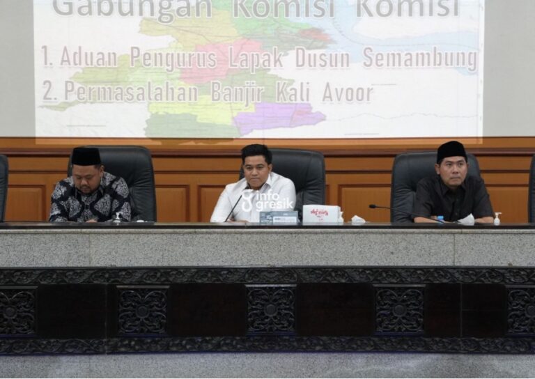 Gelar Audiensi, Ketua DPRD Gresik Syahrul Munir Tekankan Pembentukan Tim Teknis hingga Relokasi Pedagang Demi Tuntaskan Banjir Driyorejo Ketua DPRD Gresik M. Syahrul Munir memimpin rapat audiensi penataan kawasan dan penanggulangan banjir di Driyorejo. (Foto: Ist/Infogresik)
