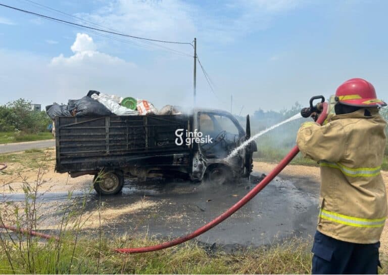 Diduga Sampah Masuk Mesin, Mobil Pengangkut Sampah di Sidayu Hangus Terbakar Petugas Damkarla Pos Dukun saat melakukan pemadaman mobil pengangkut sampah milik Desa Wadeng yang terbakar. (Foto: Ist/Infogresik)