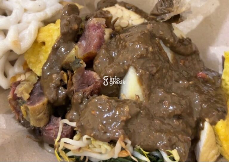 Menikmati Kelezatan Rujak Cingur Bu Is Sidomoro Kebomas, Kuliner Legendaris Sejak 2003 Sajian Rujak Cingur Bu Is dengan bumbu petis kental yang menggugah selera. (Foto: Khanif Rosidin/Infogresik)