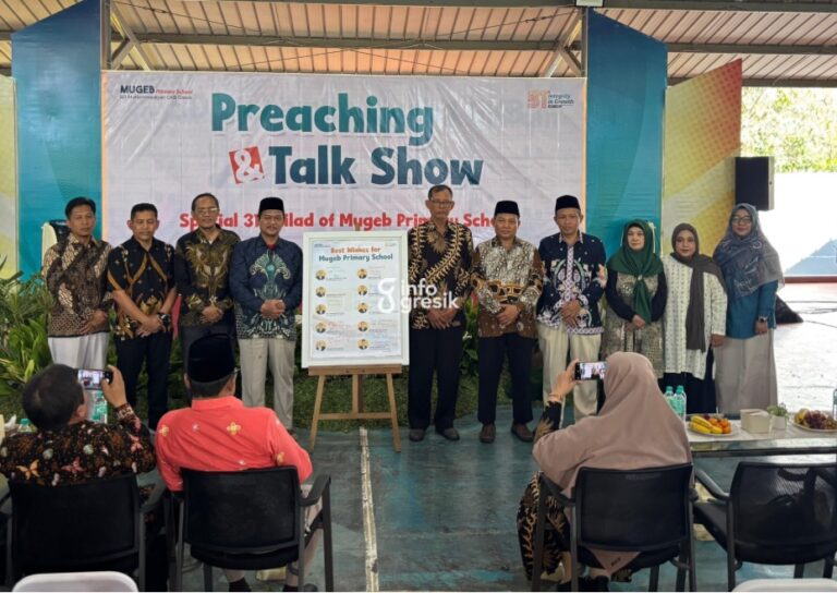 Napak Tilas 31 Tahun SD Mugeb: Dari Sulit Cari Siswa hingga Jadi Sekolah Favorit dengan Inden 2 Tahun Kepala SD Mugeb, Fony Libriastuti, berfoto bersama para kepala sekolah terdahulu dan keluarga pendahulu dalam acara History of Mugeb. (Foto: Khanif Rosidin/Infogresik)