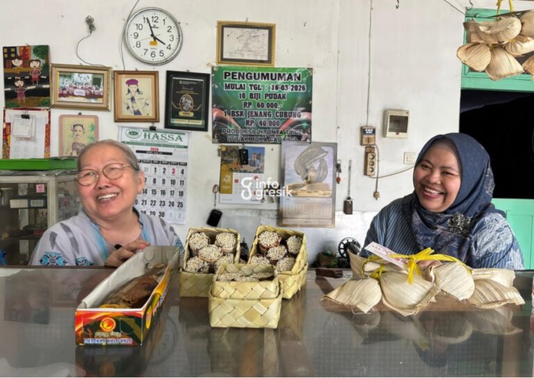 Generasi ketiga Pudak Cap Kuda, Suharsih, saat melayani pembeli sekaligus Anggota DPRD Gresik, Ricke Mayumi. (Foto: Khanif Rosidin/Infogresik)