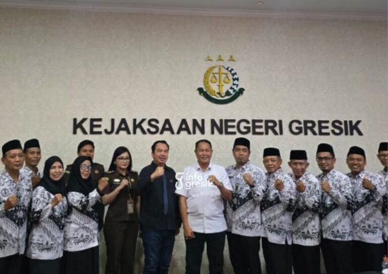 Perkuat Perlindungan Hukum Guru, PGRI Gresik Jalin Sinergi dengan Kejari Pengurus PGRI Gresik saat audiensi bersama Kajari Gresik Zam Zam Ikhwan dan jajaran di Kantor Kejari Gresik. (Foto: Ist/Infogresik)