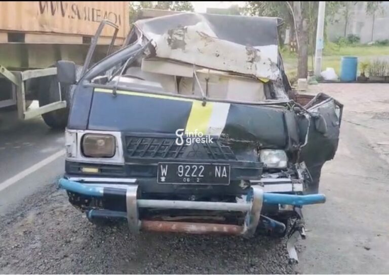Kondisi mobil pikap yang ringsek di bagian depan setelah dihantam dump truck dalam kecelakaan beruntun di Jalan Raya Daendels, Desa Golokan, Sidayu, Gresik. (Foto: Ist/Infogresik)