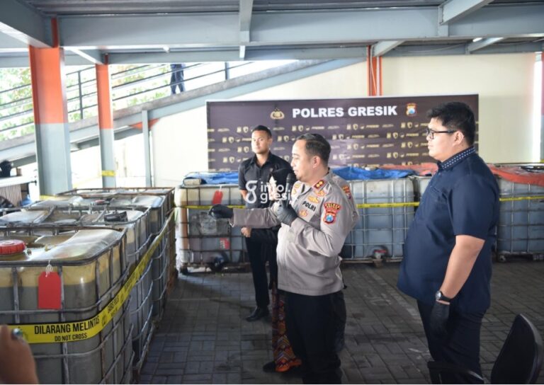 Kapolres Gresik AKBP Ramadhan Nasution didampingi Kasat Reskrim AKP Arya menunjukkan barang bukti solar subsidi hasil pengungkapan kasus penimbunan di Gresik Utara. (Foto: Ist/Infogresik)