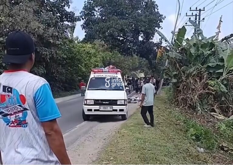 Mobil ambulans saat mengevakuasi korban kecelakaan di Jalan Raya Doudo, Panceng. (Foto: Ist/Infogresik)