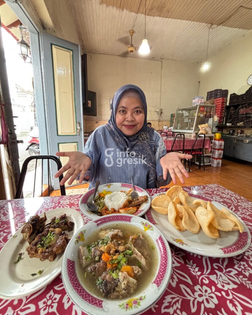 Ricke Mayumi, pelanggan sekaligus Anggota DPRD Gresik, menunjukkan aneka menu di Depot Hidayah. (Foto: Khanif Rosidin/Infogresik)
