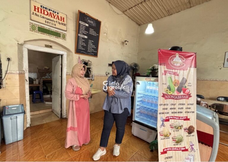 Owner Depot Hidayah, Ibu Hidayah, saat menceritakan sejarah usahanya kepada pelanggan sekaligus Anggota DPRD Gresik, Ricke Mayumi. (Foto: Khanif Rosidin/Infogresik)