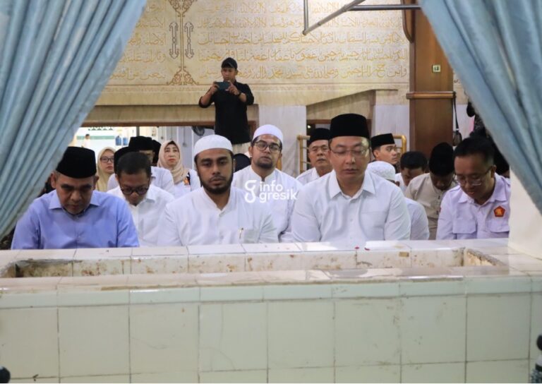 Ketua MPR RI Ahmad Muzani bersama rombongan saat berziarah ke makam Habib Bakar Assegaf di Gresik. (Foto: Ist/Infogresik)