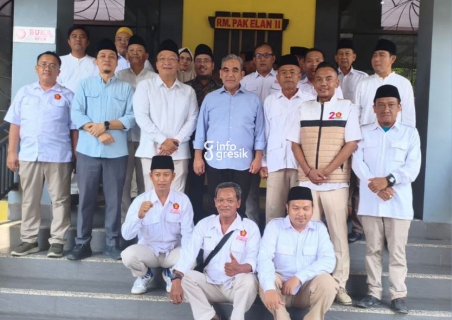 Ketua MPR RI Ahmad Muzani bersama pengurus DPC Gerindra Gresik saat menikmati kuliner di Rumah Makan Pak Elan II. (Foto: Ist/Infogresik)