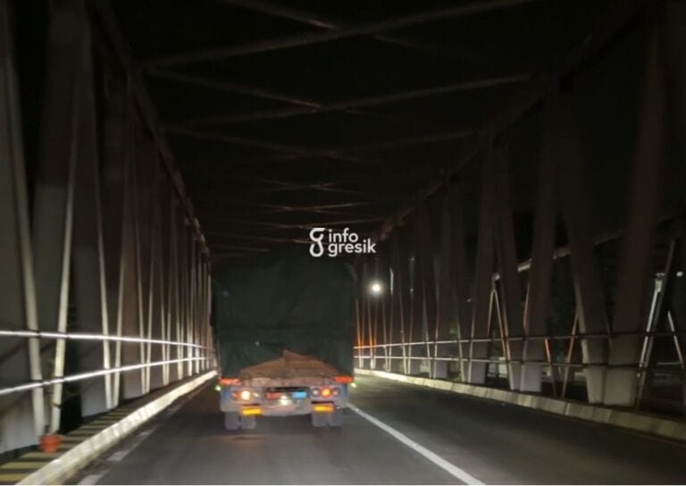 Minim penerangan, Jembatan Manyar baru terlihat remang-remang pada malam hari. (Foto: Khanif Rosidin/Infogresik)
