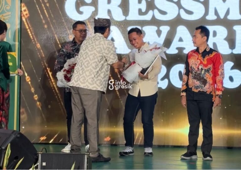 Direktur Utama PT DGU, Erwin H. Poedjono, menyerahkan penghargaan kepada CEO InfoGresik, Muhammad Irwan, sebagai Media of The Year. (Foto: Khanif Rosidin/InfoGresik)