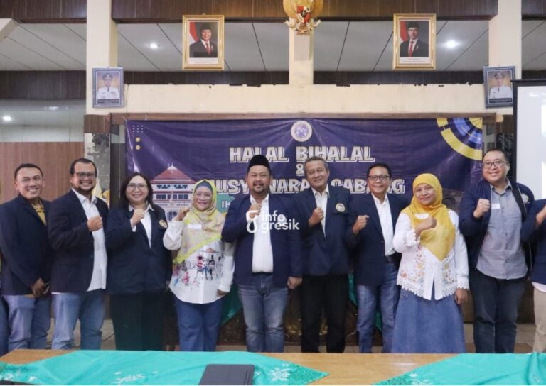 Bupati Gresik Fandi Akhmad Yani bersama pengurus IKA Unair Cabang Gresik. (Foto: Ist/Infogresik)