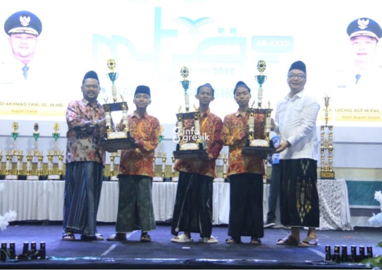 Bupati Fandi Akhmad Yani didampingi Wakil Bupati Asluchul Alif saat menyerahkan piala kepada para juara MTQ ke-32 di Islamic Center Balongpanggang, Gresik. (Foto: Ist/Infogresik)