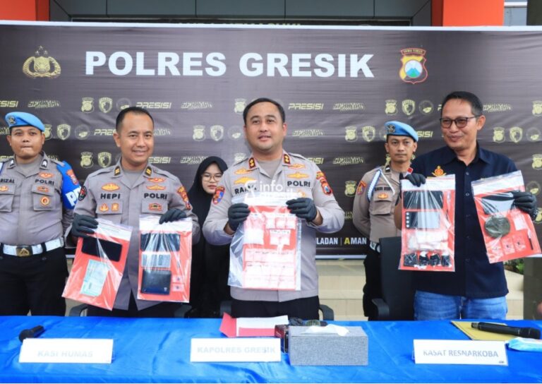 Kapolres Gresik AKBP Ramadhan Nasution didampingi Kasat Resnarkoba AKP Ahmad Yani dan Kasi Humas Ipda Hepi Muslih Riza saat menyampaikan rilis kasus narkotika. (Foto: Ist/Infogresik)