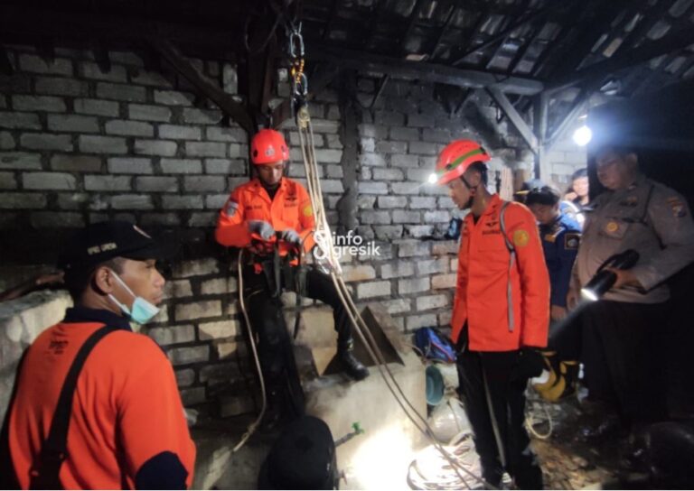 Proses evakuasi korban Farikatun, warga Desa Wonokerto, Kecamatan Dukun, yang terjatuh ke dalam sumur di rumahnya. (Foto: Ist/Infogresik)