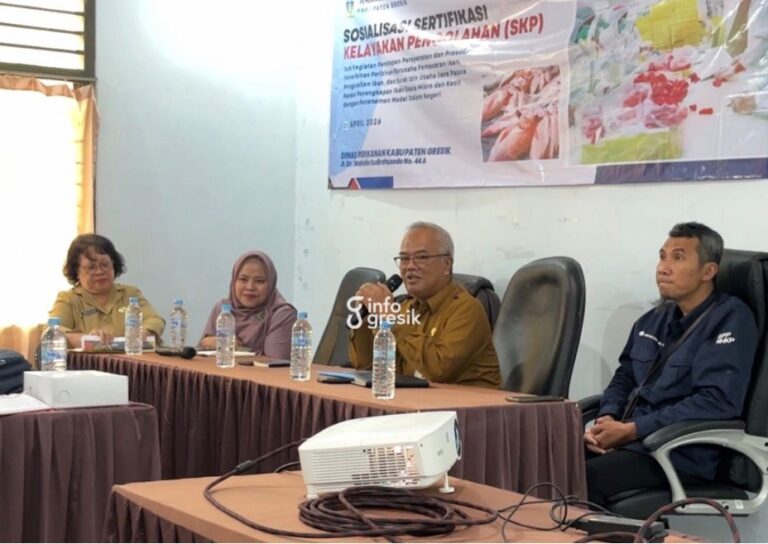 Plt. Kepala Dinas Perikanan Gresik, Eko Anindito Putro, saat menjelaskan pentingnya Sertifikat Kelayakan Pengolahan (SKP). (Foto: Khanif Rosidin/Infogresik)