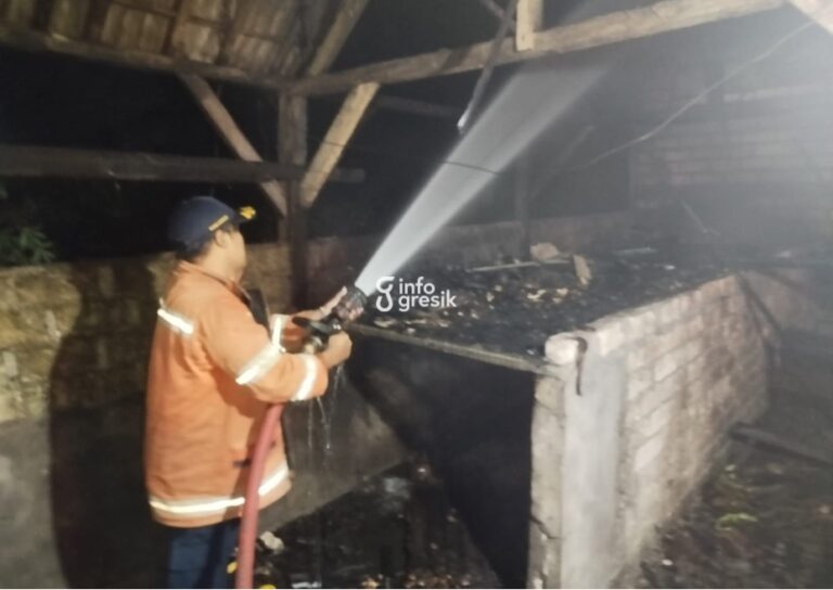 Petugas Damkar Pos Dukun memadamkan api di gudang kelapa Desa Bangeran, Dukun. (Foto: Ist/Infogresik)