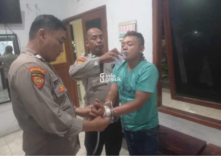 Gagal Tancap Gas, Pencuri Motor di Driyorejo Diringkus Warga Tepat di Atas Jok Petugas Polsek Driyorejo mengamankan pelaku curanmor, M. Andre Supriyanto. (Foto: Ist/Infogresik)