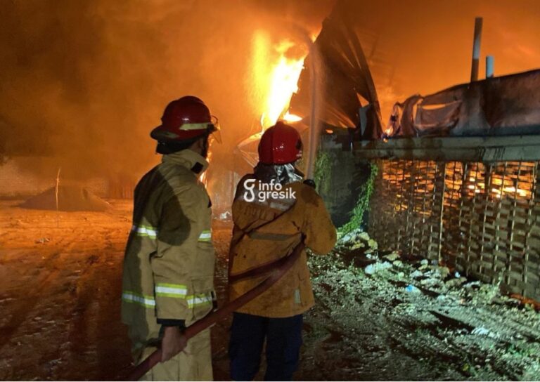 Proses pemadaman kebakaran di gudang biji plastik UD Maju Mapan, Desa Tanjung, Kecamatan Kedamean. (Foto: Ist/Infogresik)