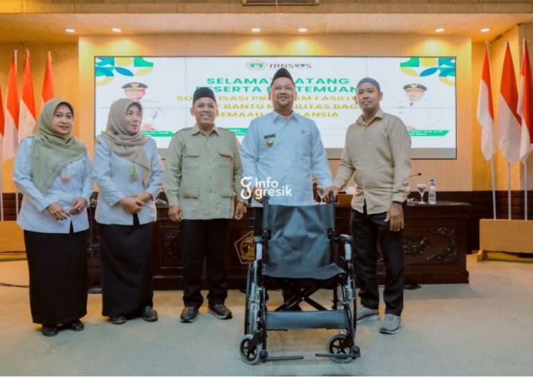 Bupati Gresik Fandi Akhmad Yani didampingi Kadinkes Mukhibatul Khusna, Kadinsos Umi, dan Kepala Kemenhaj Gresik Lulus saat menunjukkan kursi roda yang disiapkan untuk jemaah haji lansia. (Foto: Ist/Infogresik)