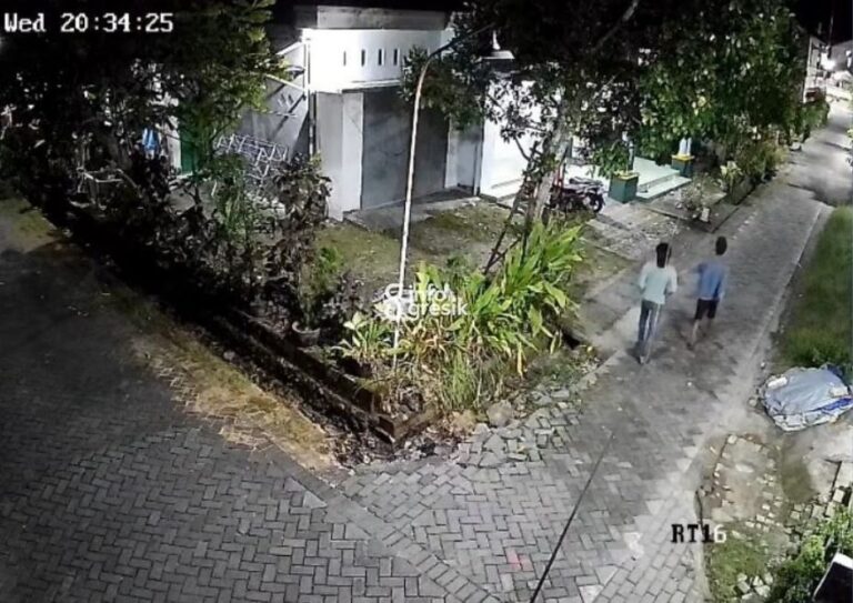 Dua pelaku curanmor terekam CCTV saat berjalan kaki sebelum menggasak sepeda motor milik warga di Desa Bungah. (Foto: Ist/Infogresik)