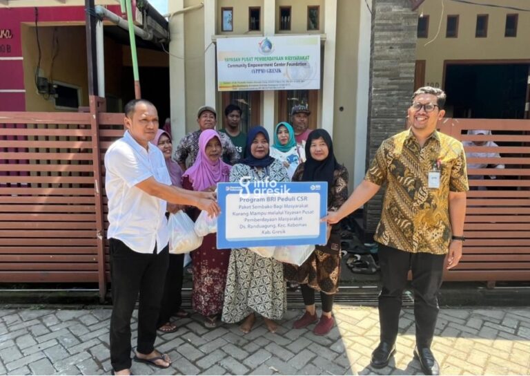 SPO BRI Gresik, Adji Wibowo, saat menyerahkan bantuan kepada warga. (Foto: Ist/Infogresik)