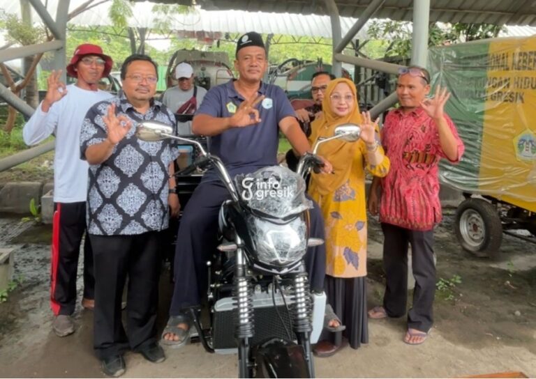 Kepala Desa Randuboto Andhi Sulandra didampingi Kepala DLH Gresik Sri Subaidah beserta jajaran saat menunjukkan bantuan motor roda tiga. (Foto: Khanif Rosidin/Infogresik)