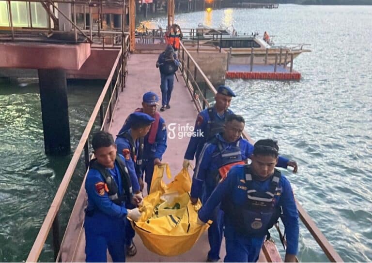 Proses evakuasi jenazah lansia L oleh Satpolairud Polres Gresik dari bawah Dermaga Pelabuhan Petro Gresik. (Foto: Ist/Infogresik)