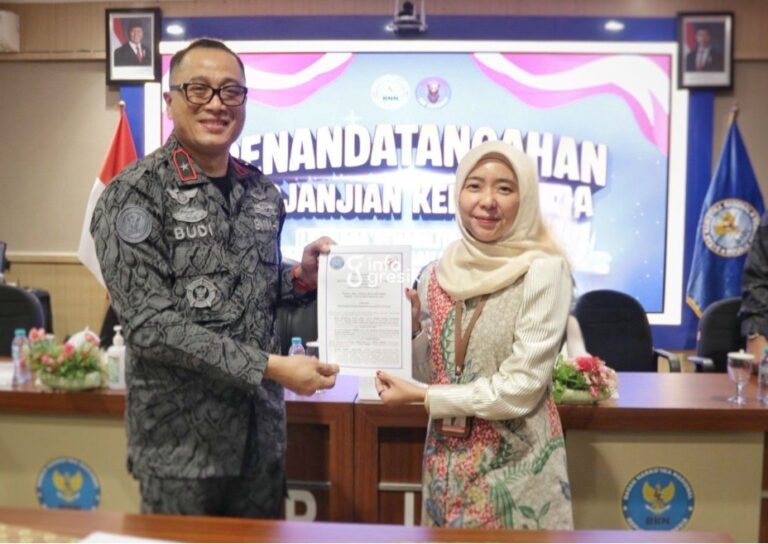 Kepala Badan Narkotika Nasional Provinsi Jawa Timur, Budi Mulyanto, bersama Direktur Utama RS Fathma Medika, Cicin Ulfinah, menunjukkan dokumen Perjanjian Kerja Sama. (Foto: Ist/Infogresik)