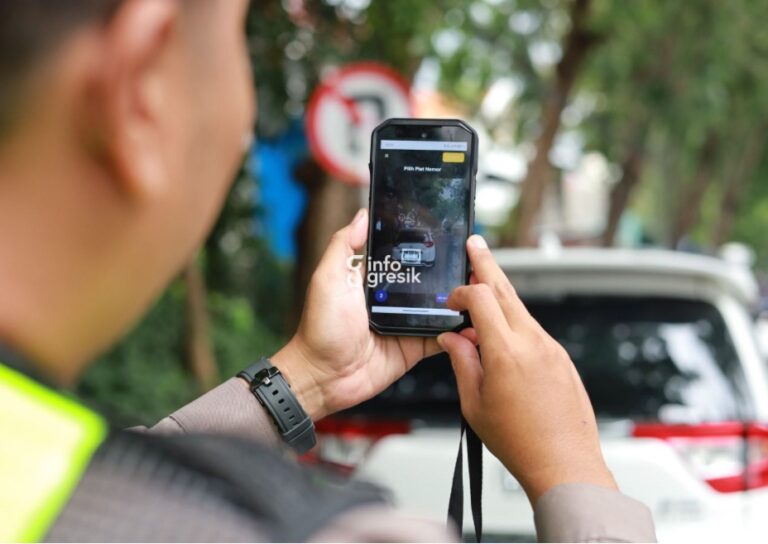 Simulasi petugas Satlantas Polres Gresik menggunakan ETLE Handheld. (Foto: Ist/Infogresik)