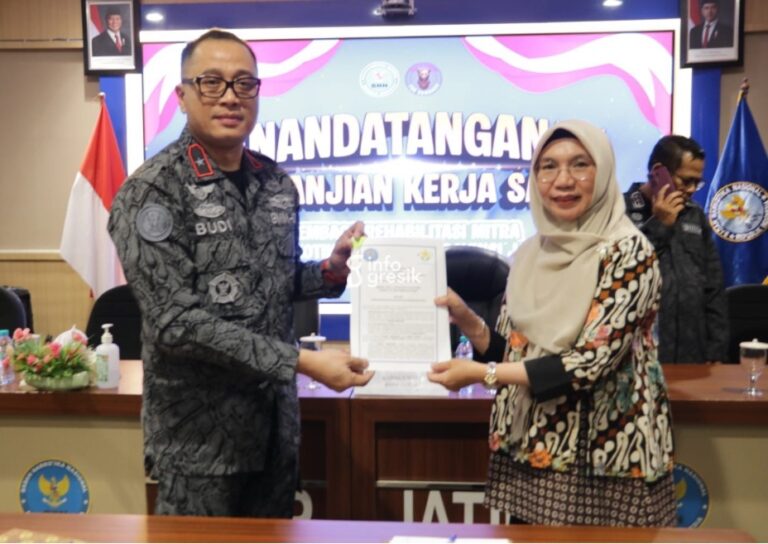 Kepala BNNP Jawa Timur, Brigjen Pol. Budi Mulyanto, bersama Direktur RS Randegansari Husada, dr. Titik Maimanah, M.Kes., menunjukkan dokumen Perjanjian Kerja Sama. (Foto: Ist/Infogresik)