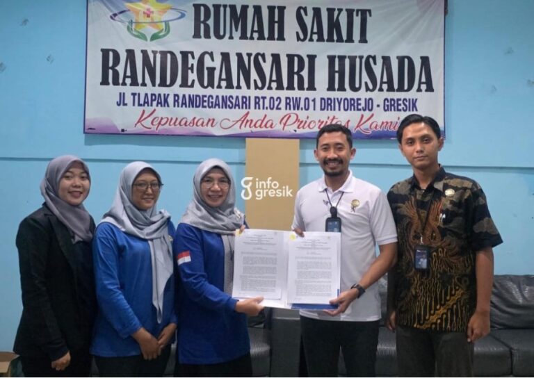 Direktur RS Randegansari Husada, dr. Titik Maimanah, M.Kes., didampingi jajaran berfoto bersama perwakilan PT Jasa Raharja. (Foto: Ist/Infogresik)