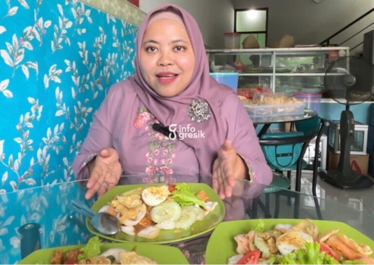 Salah satu pelanggan sekaligus Anggota DPRD Gresik Ricke Mayumi saat menikmati kuliner Gado-gado Bu Nanik. (Foto: Khanif Rosidin/Infogresik)