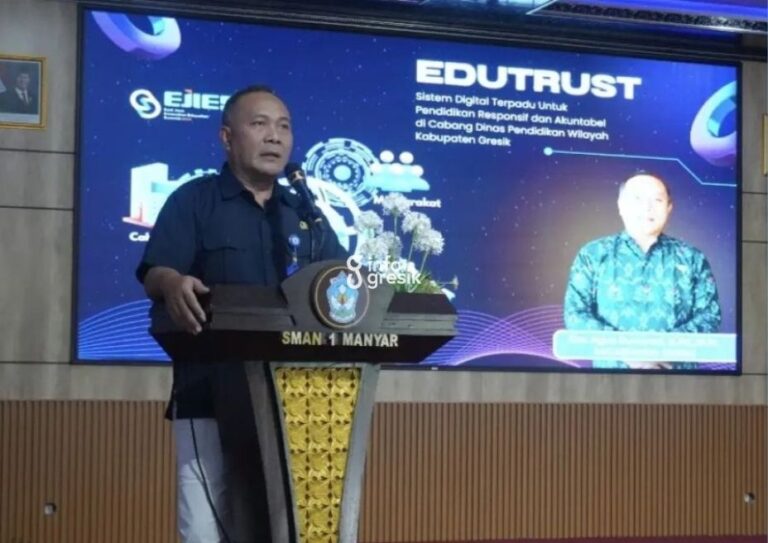 Kepala Cabdin Gresik, Eko Agus Suwandi saat meluncurkan platform EDUTRUST di SMA Negeri 1 Manyar. (Foto: Ist/Infogresik)