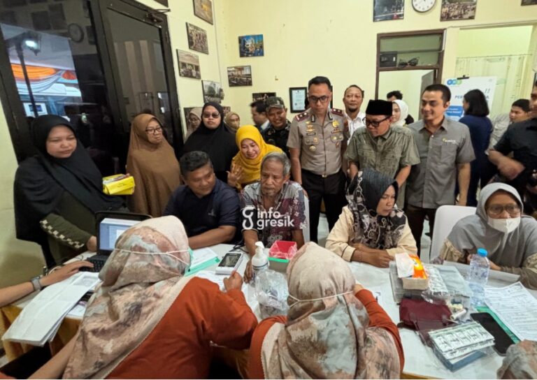 Sejumlah warga memanfaatkan layanan cek kesehatan gratis di Kantor KWG. (Foto: Khanif Rosidin/Infogresik)
