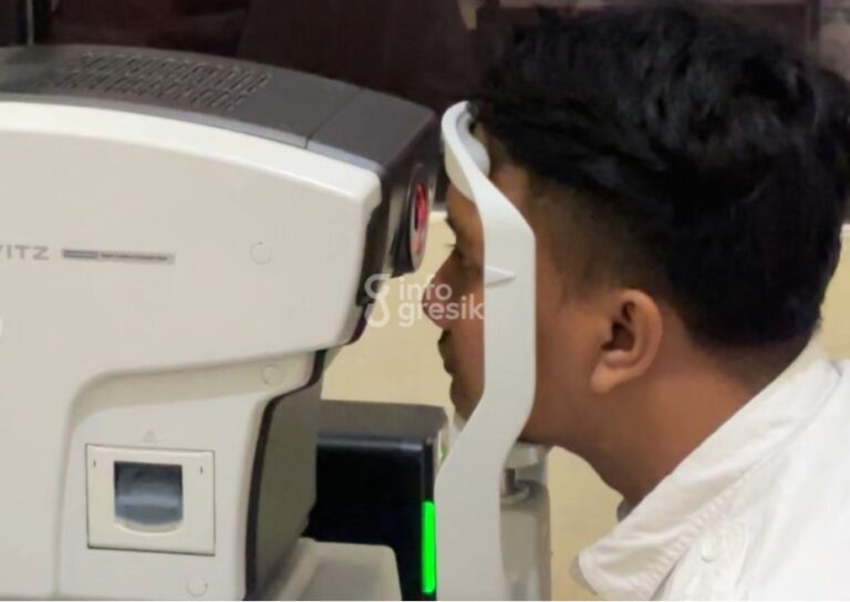 Salah satu jurnalis saat mengikuti pemeriksaan mata gratis yang digelar KWG bersama KMU. (Foto: Khanif Rosidin/Infogresik)