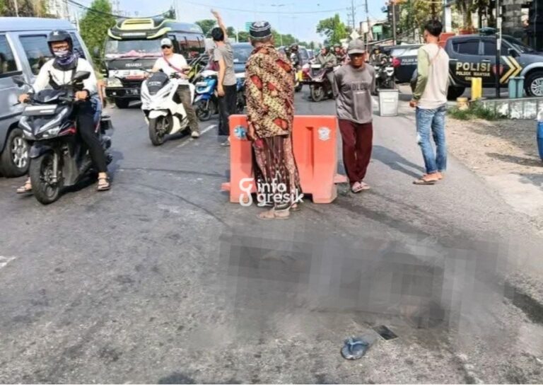 Korban kecelakaan di Manyar saat hendak dievakuasi. (Foto: Ist/Infogresik)