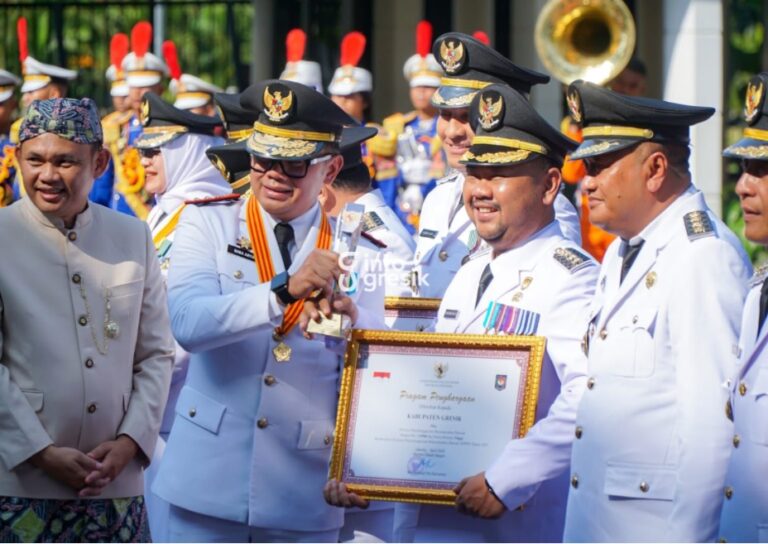 Wakil Menteri Dalam Negeri Republik Indonesia, Bima Arya Sugiarto, menyerahkan penghargaan kepada Bupati Gresik, Fandi Akhmad Yani, di Jakarta. (Foto: Ist/Infogresik)