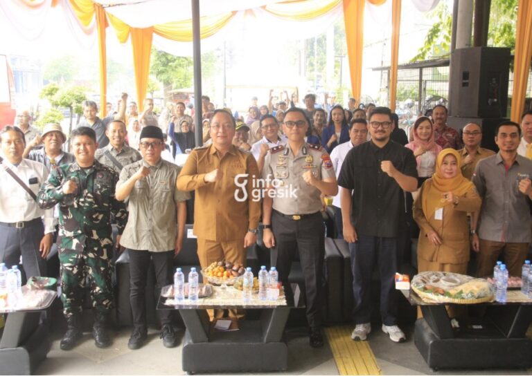Perwakilan PTFI Diondy Nasution bersama Ketua Komunitas Wartawan Grissee (KWG) Miftahul Arif, Wakil Bupati Gresik dr. Asluchul Alif, Wakapolres Gresik Kompol Shabda Purusha Putra, serta Kepala Dinas Kesehatan Gresik dr. Mukhibatul Husna saat kegiatan baksos KWG. (Foto: Ist/Infogresik)