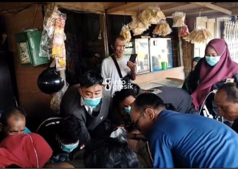 Proses evakuasi pria obesitas 400 kilogram oleh Damkarla Gresik dengan bantuan warga saat akan dirujuk ke RSUD Ibnu Sina Gresik. (Foto: Ist/Infogresik)