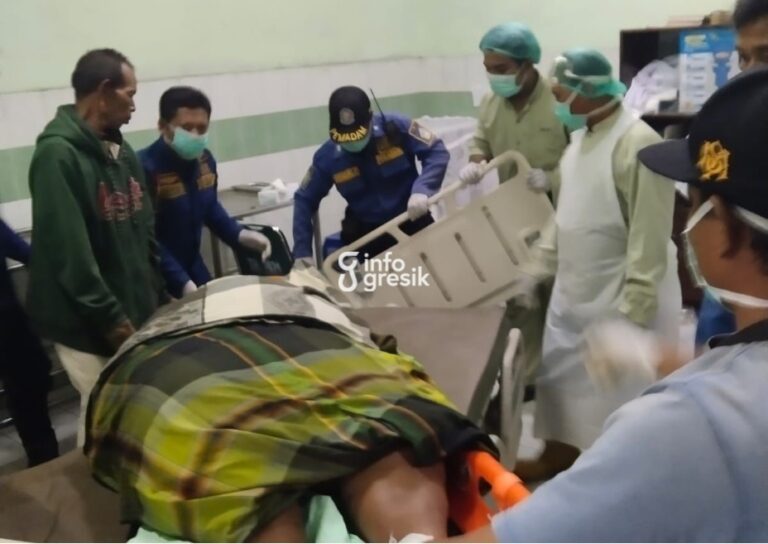 Proses evakuasi jenazah Khusnul Khotimah dari RSUD Ibnu Sina Gresik menuju rumah duka. (Foto: Ist/Infogresik)