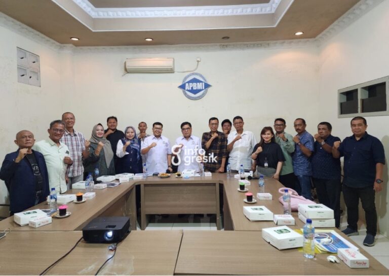 Foto bersama pengurus Asosiasi Perusahaan Bongkar Muat Indonesia (APBMI) Gresik dengan Komisi Pengawas Persaingan Usaha (KPPU) Kanwil IV Jawa Timur usai audiensi. (Foto: Ist/Infogresik)