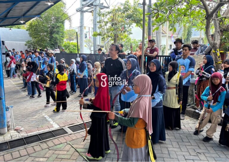 Kepala Disparekrafbudpora Gresik, Saifuddin Ghozali didampingi Kepala SD Berlian School, Farikha dan Waka Kesiswaan, Sonya meninjau langsung jalannya Berlian Archery Competition 3 yang diikuti ratusan peserta. (Foto: Khanif Rosidin/Infogresik)